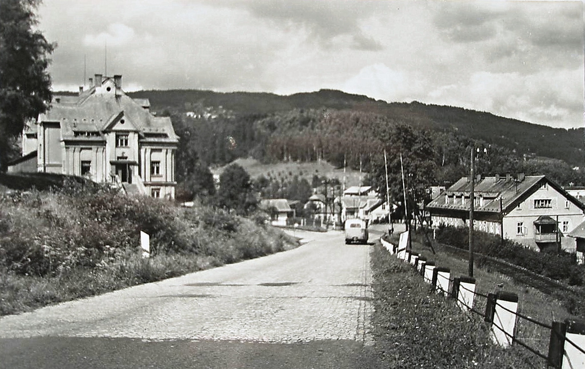 Plavy Plavy jsou obec, která se nachází v okrese Jablonec nad Nisou v Libereckém kraji, v hlubokém údolí řeky Kamenice. Po levé straně sokolovna, po pravé pošta. (archiv J.Peterka)
