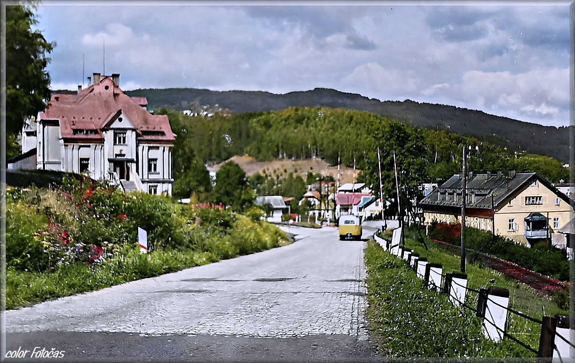 I když to není Jablonec, jsou to PLAVY u Tanvaldu, myslím si že nikoho neurazí, protože krajina kolem je kouzelná. Vlevo kulturák, kde jsme s tanvaldskou kapelou Mahagon,jabloneckým Syncomem i Volupsijí absolvovali v mládí nejednu vesnickou zábavu 👍👩👦 color Fotočas