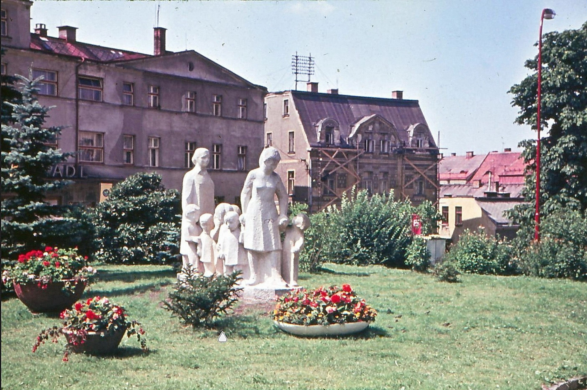 Sousoší Školka vytvořil v roce 1968 sochař Bedřich Klouzek. (archiv J.Peterka)