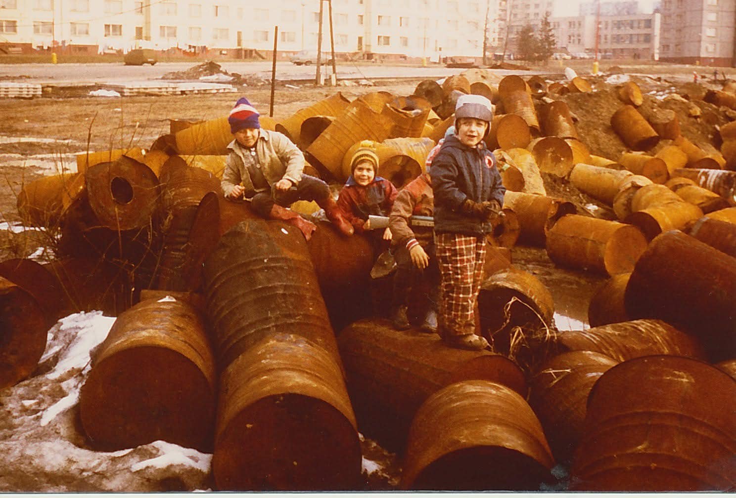 Městská sídliště poskytovala velký prostor pro dětskou zábavu, zde například skladiště sudů po téru:)  Mšeno  Archiv Jiri Hosic