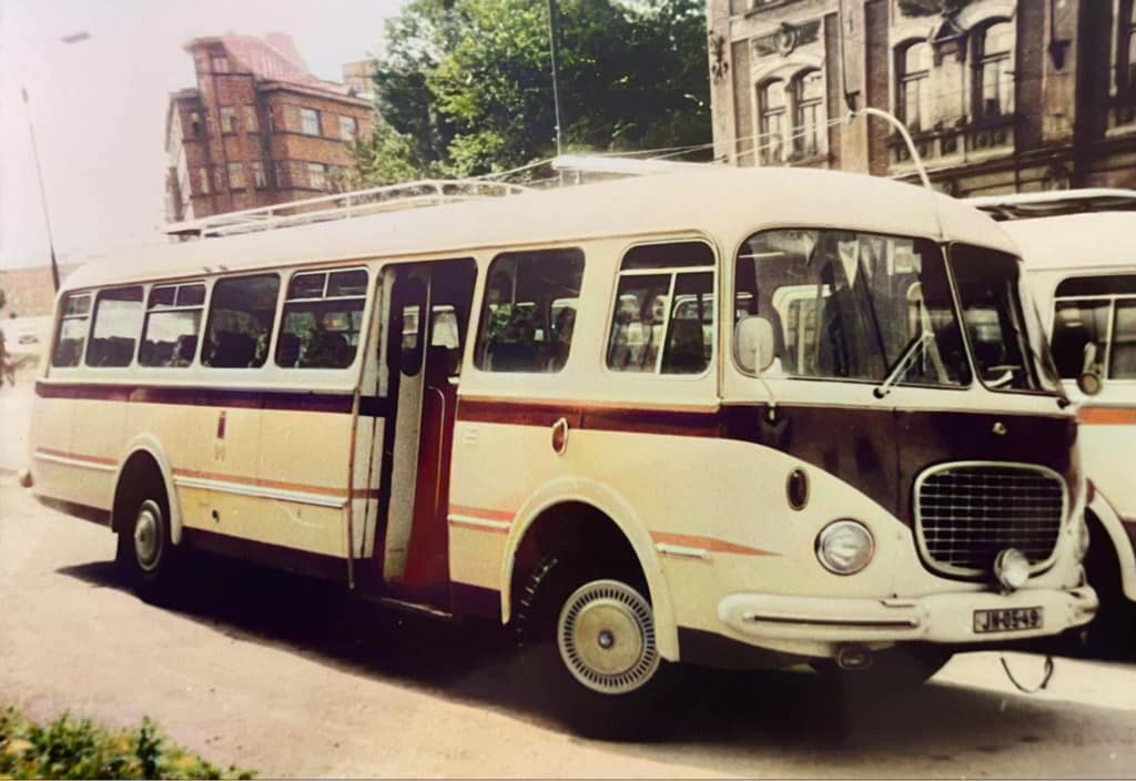 U remíze. V pozadí Štěpánkův dům. Foto Prax & Šenfeld