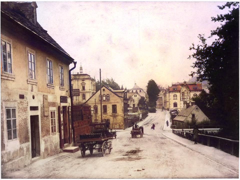 Příjezd do města po Občanské ulici, dnes Budovatelů. Domeček na křižovatce vpravo bude zanedlouho nahrazen lázněmi. Vila vlevo, za kterou vykukuje věž kostela Sv. Anny, bude nahrazena jedním z paneláků. Namísto domku vpravo bude stát budova polikliniky. (archiv Jablečné město)