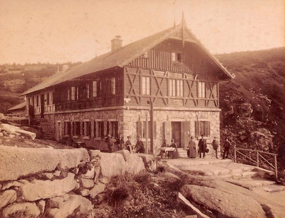 Krkonoše (Riesengebirge), Labská bouda (Elbfallbaude, Elbbaude), dříve hostinec s ubytováním. V letech 1878-1879 ji nechal přestavět hrabě Jan Harrach. Bouda byla v provozu až do roku 1965, kdy vyhořela. (archiv Otto Rikitan Ečer)