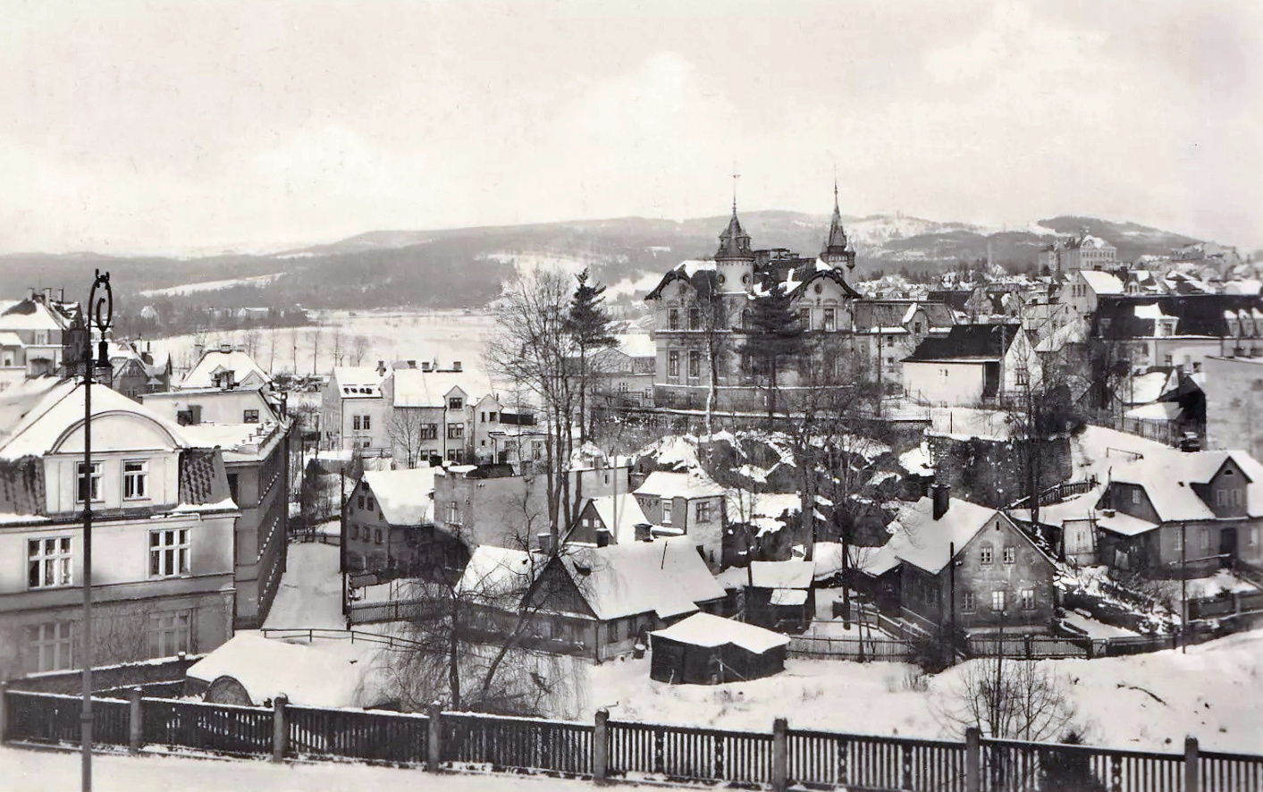 Pohlednice z roku 1950 Neorenesanční vila z roku 1885, postavená pro Josefa Hübnera jabloneckým stavitelem Josefem Barakem v lokalitě zvané původně Steinberg, patří mezi nejzajímavější historické stavby Jablonce. (archiv J.Peterka)