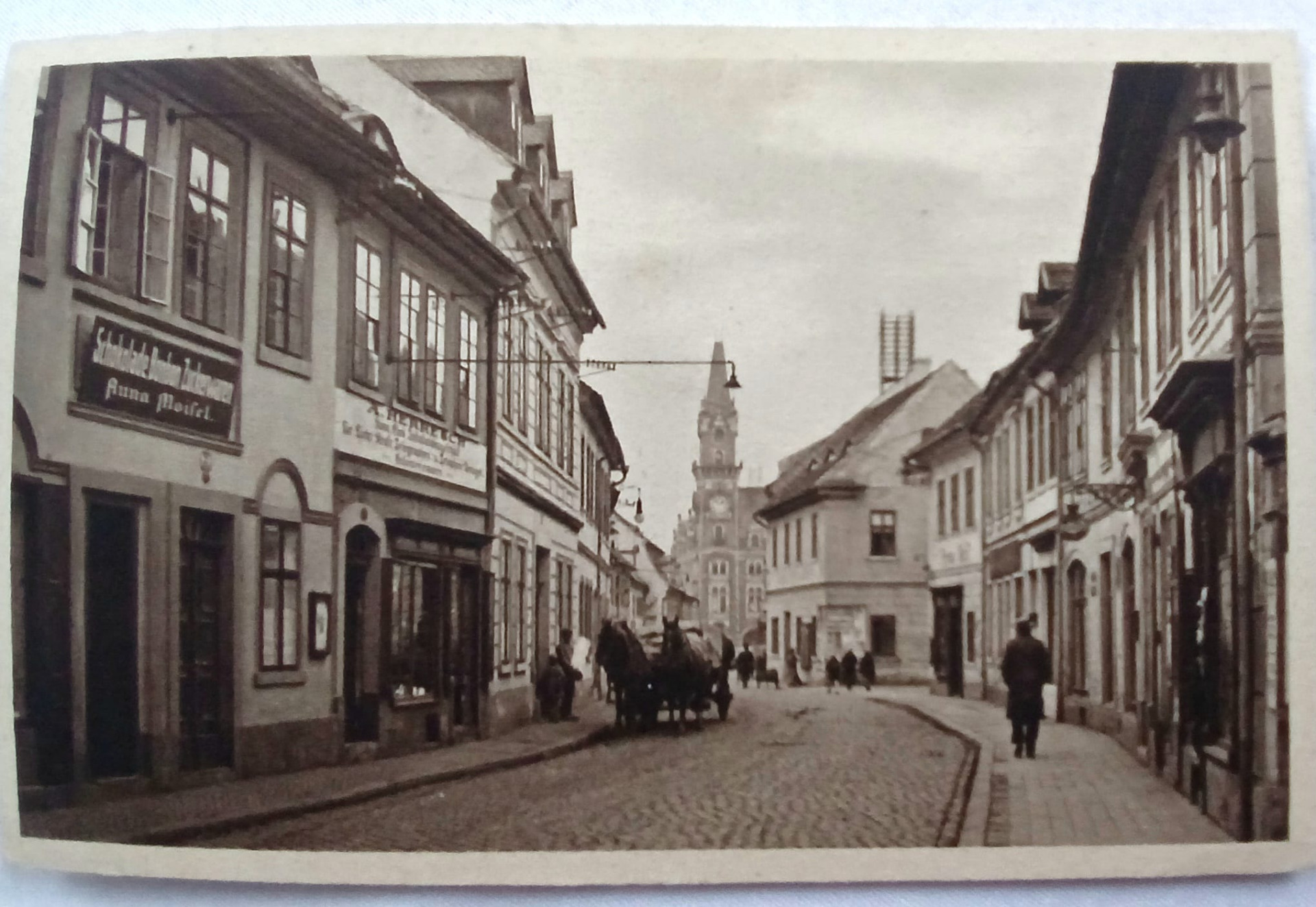 Frýdlant na dobové pohlednici prošlé poštou v roce 1936. Zámecká ulice. (archiv Václav Honzejk)