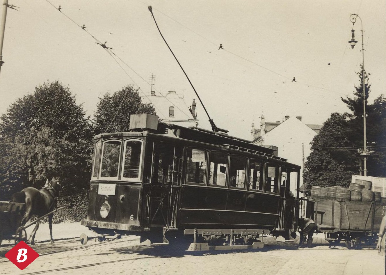Jablonec nad Nisou, Pražská ulice (tehdy Vídeňská) 3.7.1922. Motorový vůz č. 6 sune nákladní vozy k rampě překladiště u vozovny.