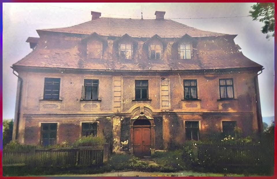 Tak tento zaniklý skvost pod Jelenem u hlavní cesty byl starou školou a následně restaurací Jelen.  (archiv Jablečné město)