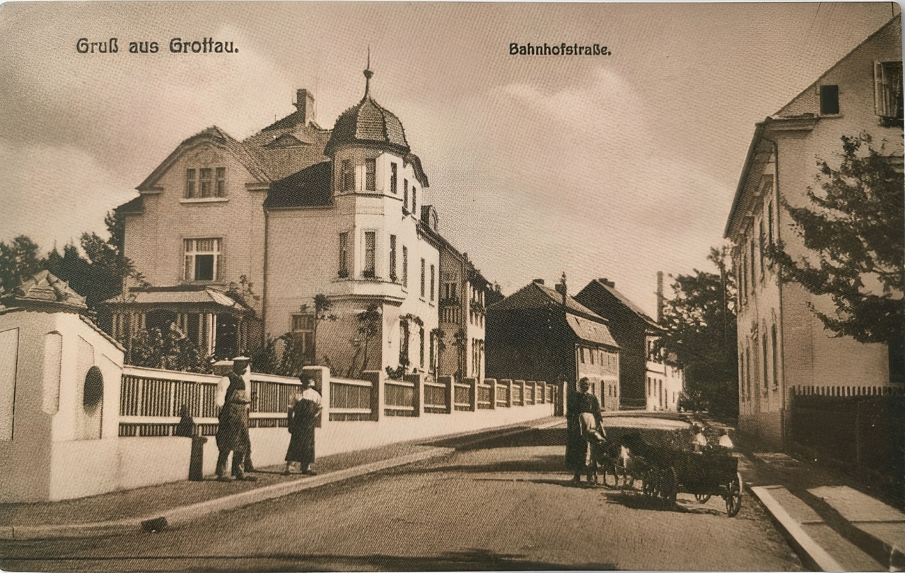Hrádek nad Nisou - budova pošty v Nádražní ulici v roce 1924 (zdroj: Vitalij Marek, Petr Prášil, František Vydra HRADECKO — CHRASTAVSKO na starých pohlednicích, 2005)