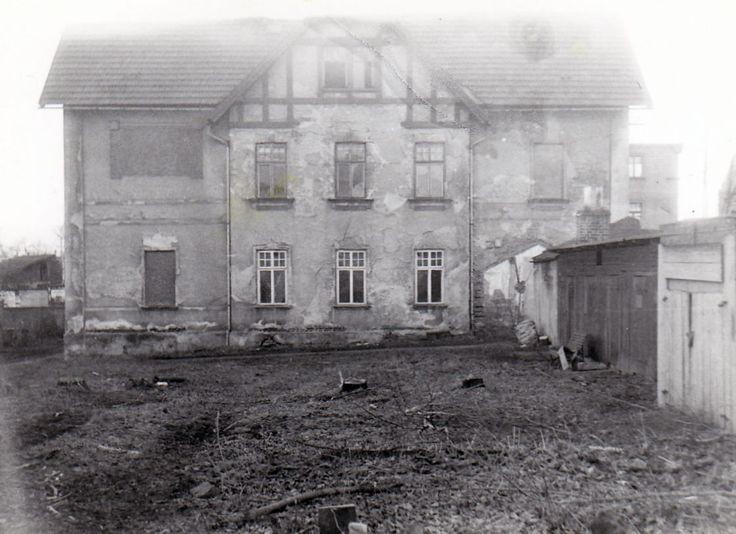 Foto je pořízeno směrem od cihelny k silnici. Je to bok domů . Dům již připraven k likvidaci. (archiv Petr Pávek)