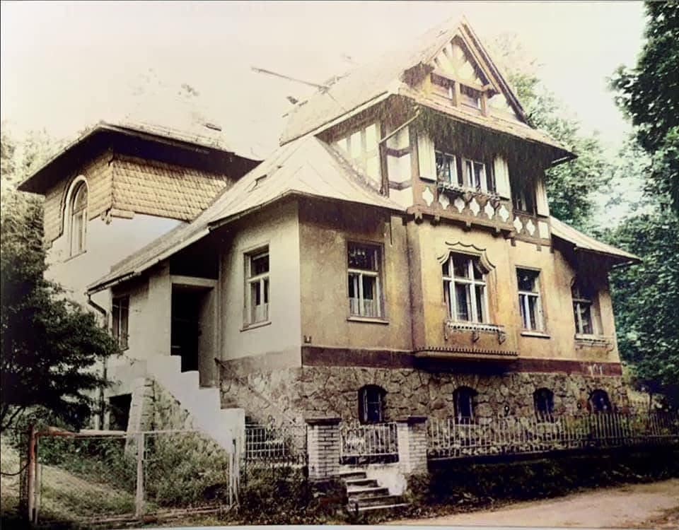 Vila postavena v roce 1910 podle návrhu Roberta Hemmricha v Pasekách.   autor článku Jablečné město