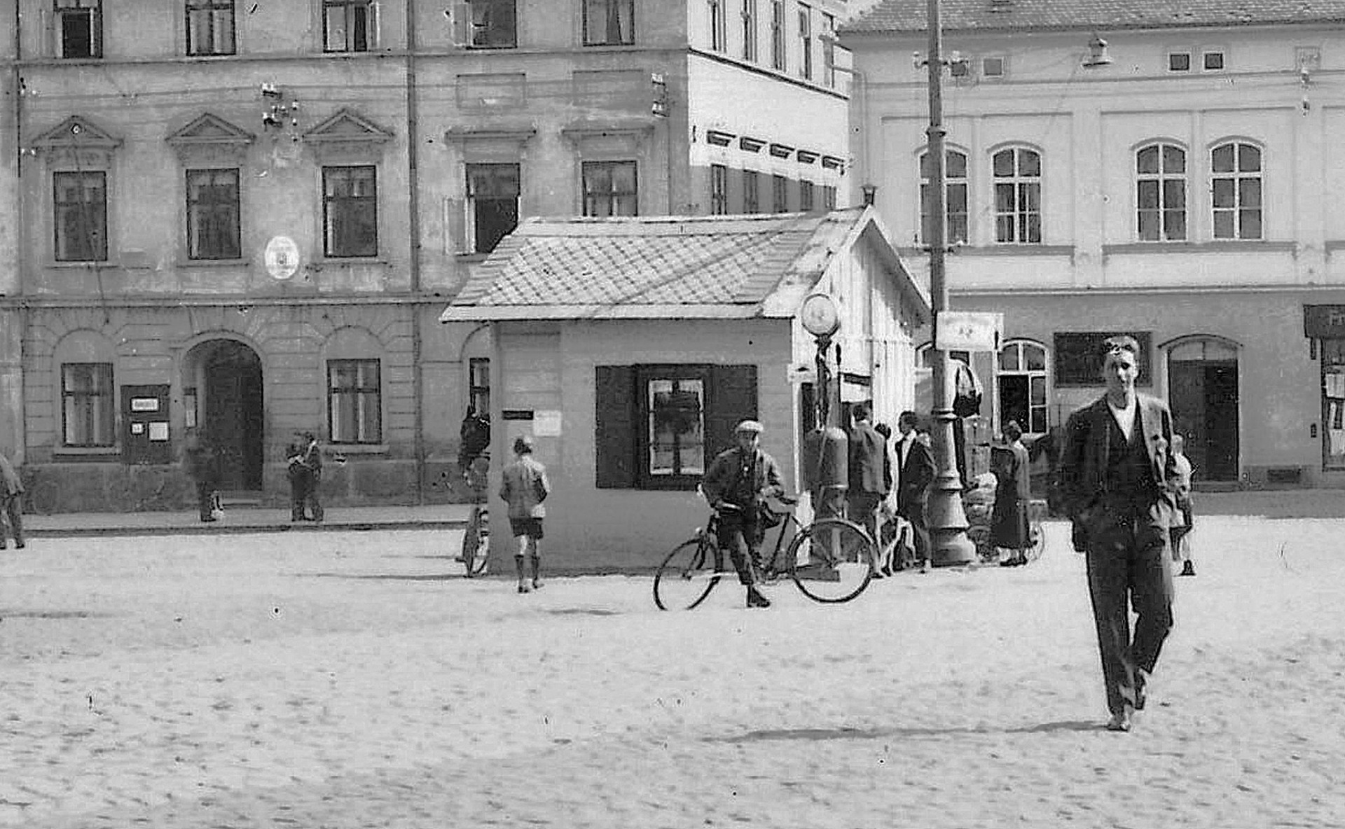 Ta trafika uprostřed náměstí musela být úžasná... (archiv J.Freier)