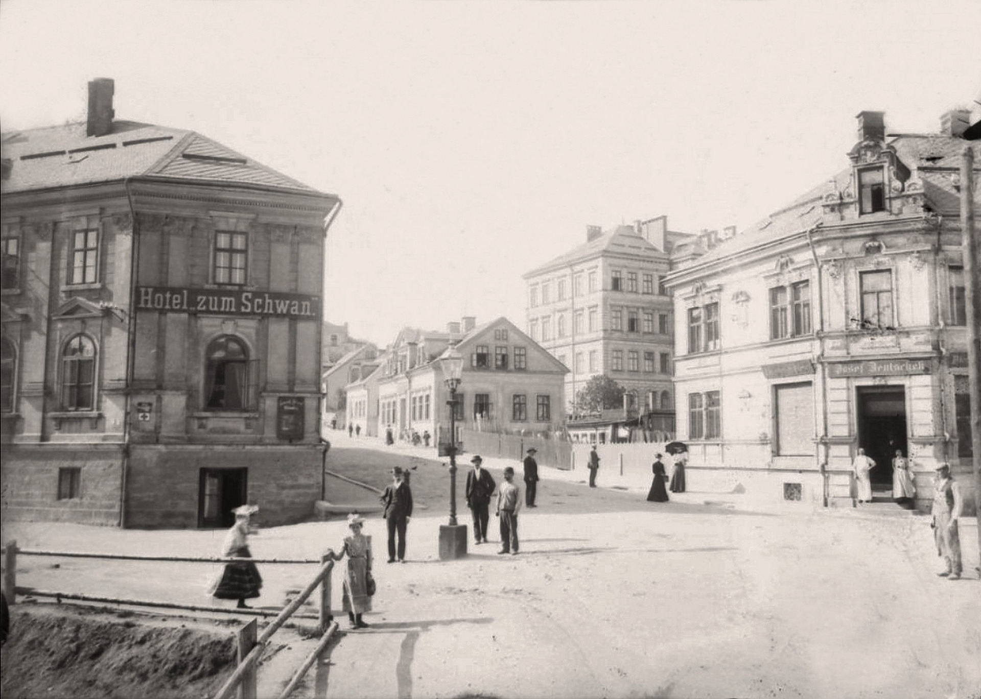 Hotel Schwan - dnes roh ulic SNP a Růžová -kolem roku 1905 Tehdy Brunnengasse-Rosengasse (archiv J.Peterka)