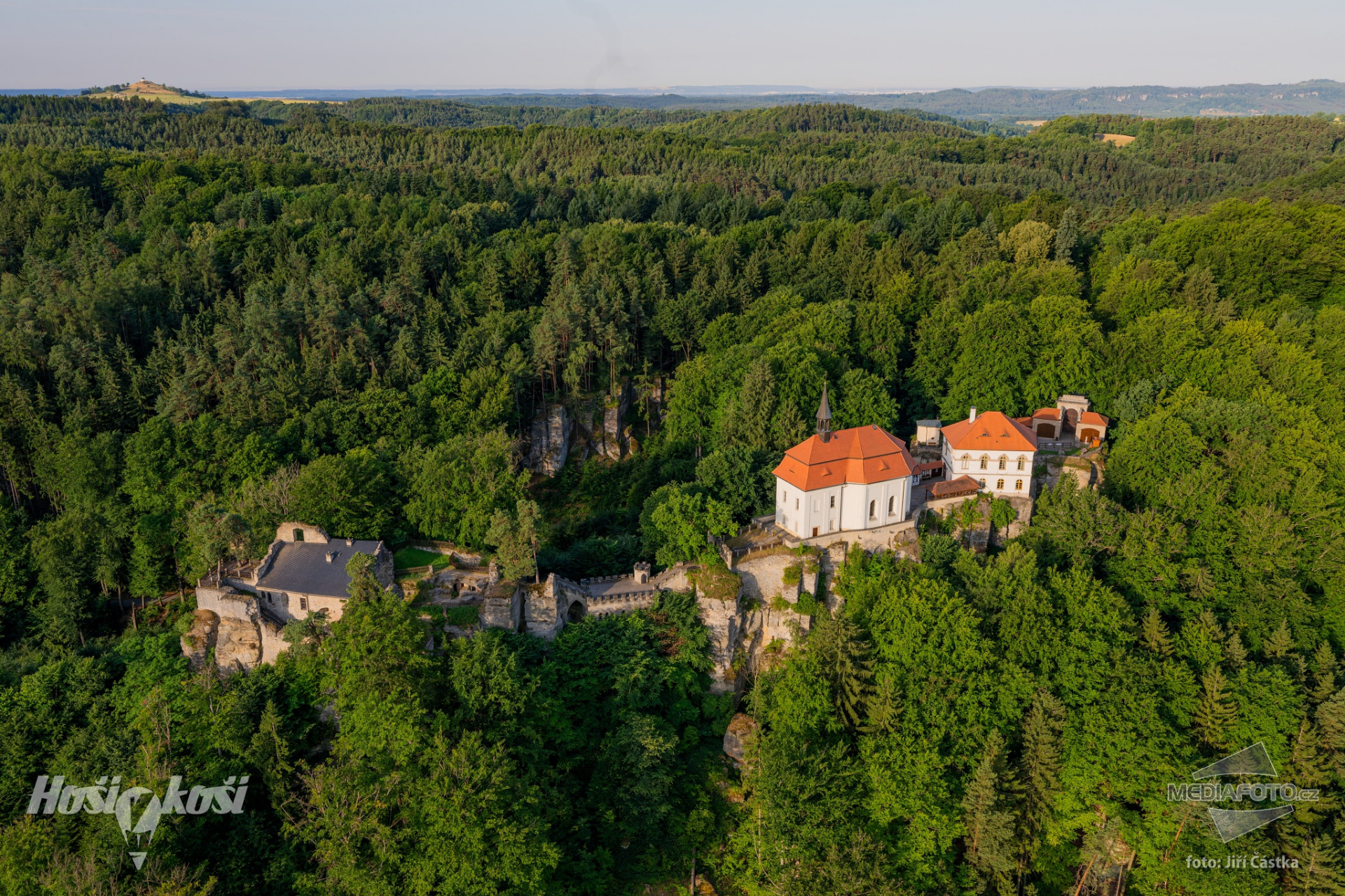 Hrad Valdštejn z úhlu, z jakého ho pozemšťané nikdy nespatří...😍 Takže si musíte dát buď red Bull, nebo využít služeb HOŠI V KOŠI - lety balónem, www.hosivkosi.cz 🎈 foto: Jiří Částka, www.MediaFoto.cz
