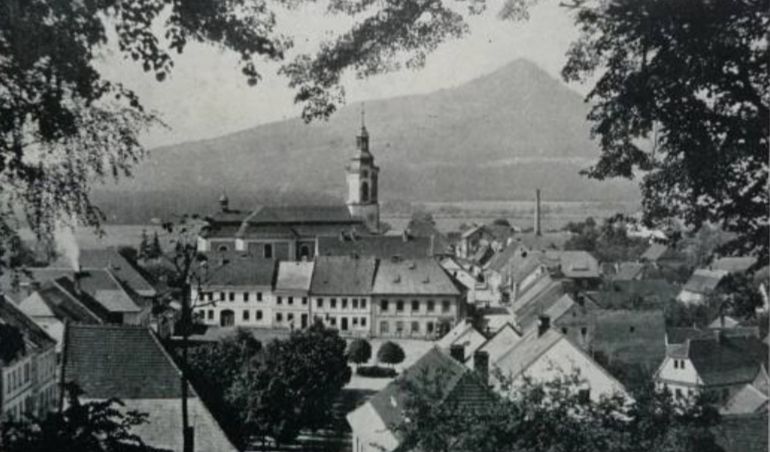 Ještě jeden pohled na náměstí ze zámeckého vrchu rok 1938 (archiv Z. Kresač)