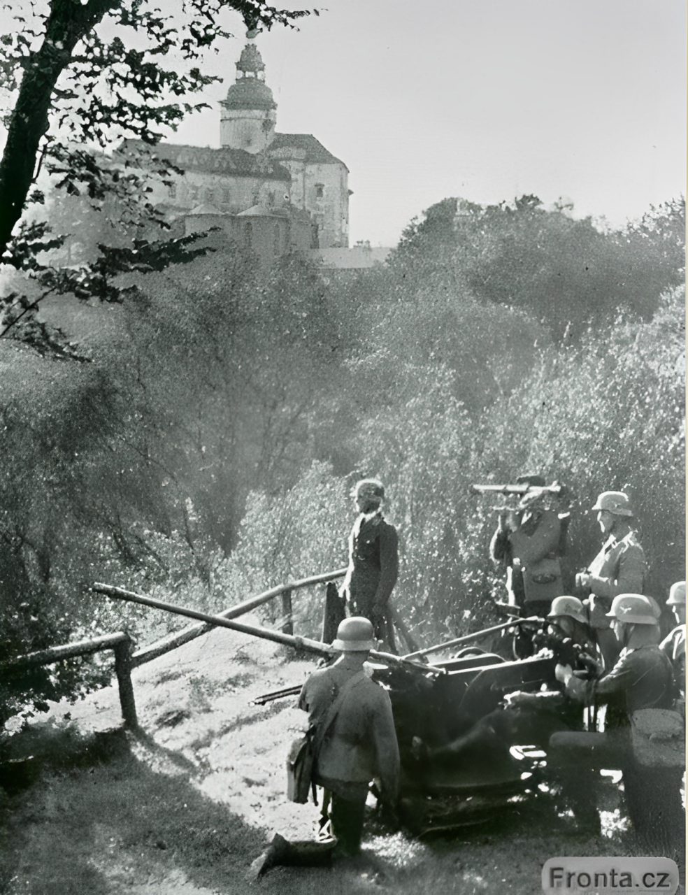 Německý lehký 2 cm flak u zámku ve Frýdlantu.