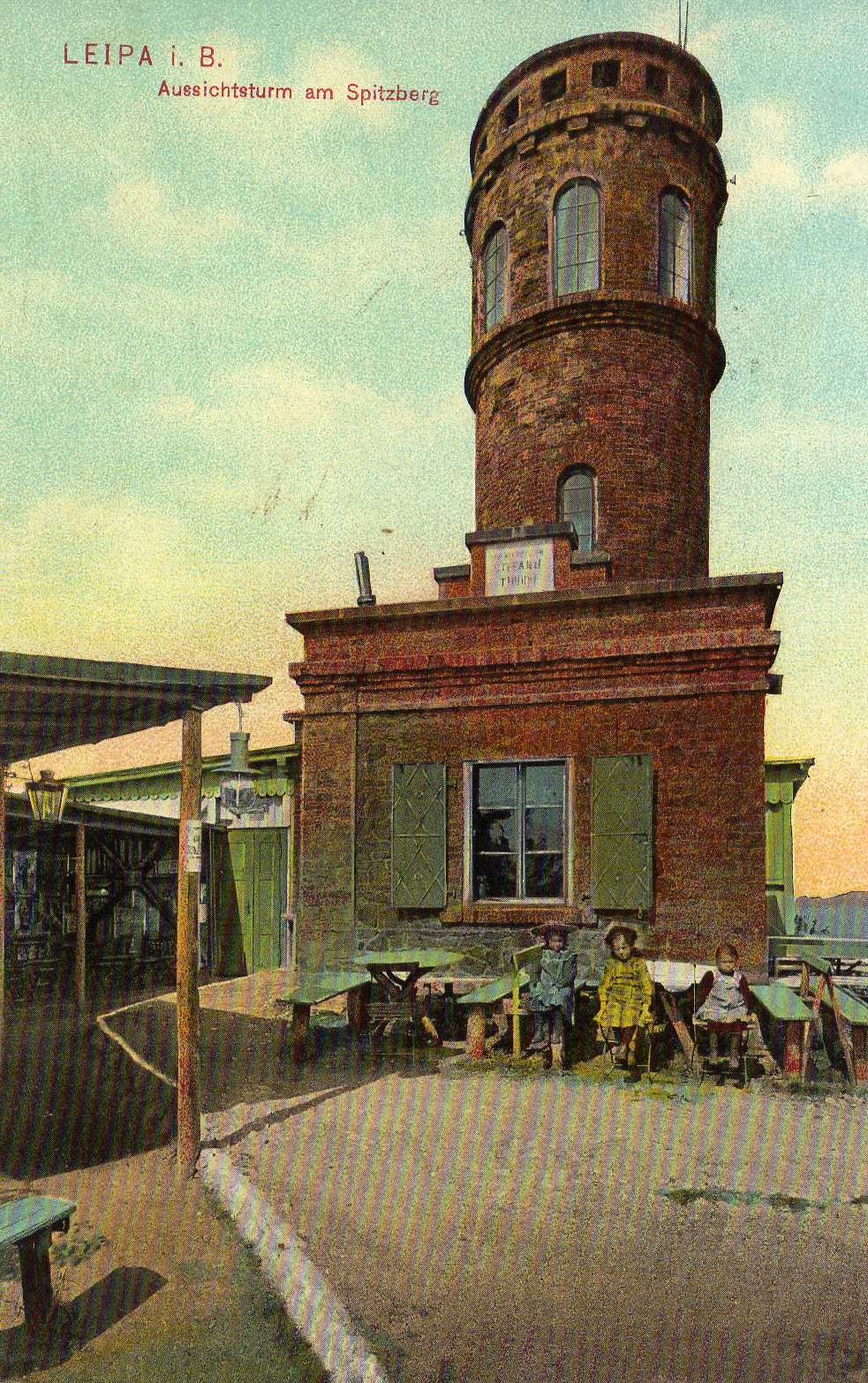 kulaté výročí. 9. července 1905 byly dokončeny úpravy pro občerstvení na rozhledně na Špičáku. Stávající dřevěný výčep se sklípkem byl rozšířen o další občerstvení a posezení. Věříte, že v roce 1906 navštívilo Špičák skoro 7.000 hostů? Asi by nebyl problém dosáhnout toho čísla i dnes, ale o tom si můžeme nechat jen zdát.... Pohlednice byla odeslána roku 1909. (archiv Českolipské obrázky)