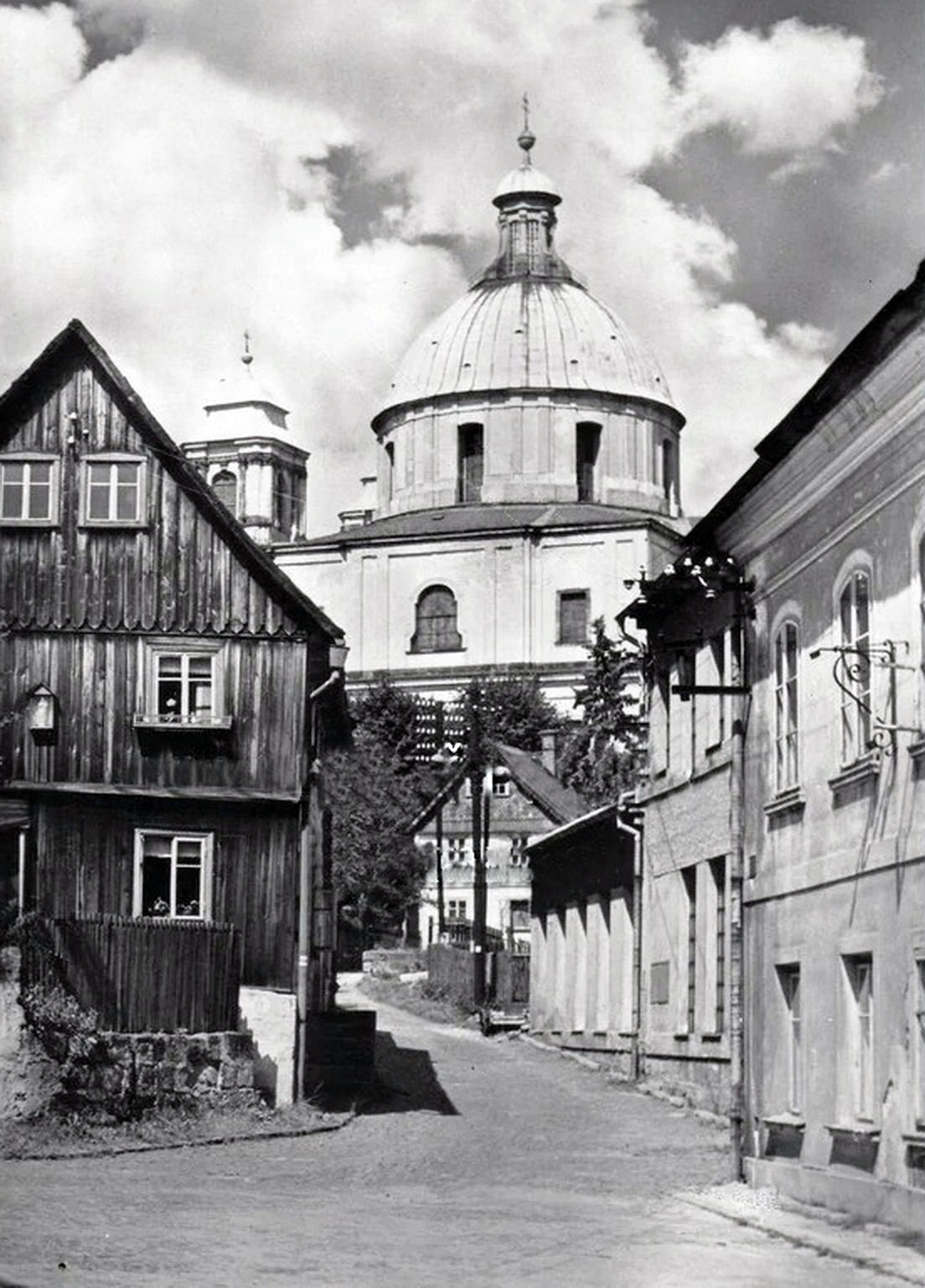 Jablonné v Podještědí V pozadí Bazilika svatého Vavřince a svaté Zdislavy. (archiv J.Peterka)