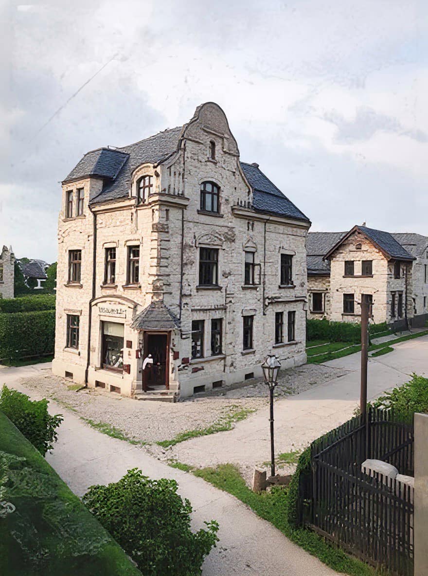 Mšeno secesní.  Oblíbený a vyhledávaný obchod blízko Navety, dům ustoupil výstavbě sídliště. (archiv Jablečné město)