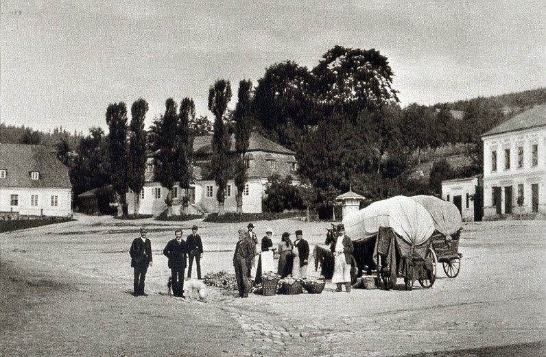 Smržovka ,náměstí se Zámečkem (archuv M.Havrda)