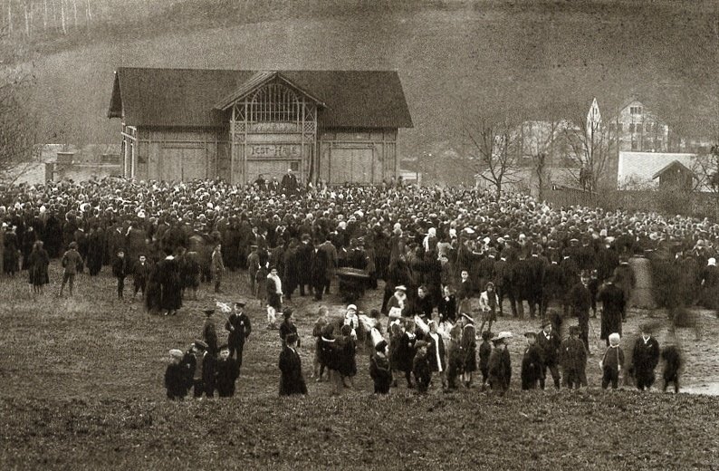Šumburk hřiště.    To je k vyhlášení Československé republiky... (archiv M.Havrda)