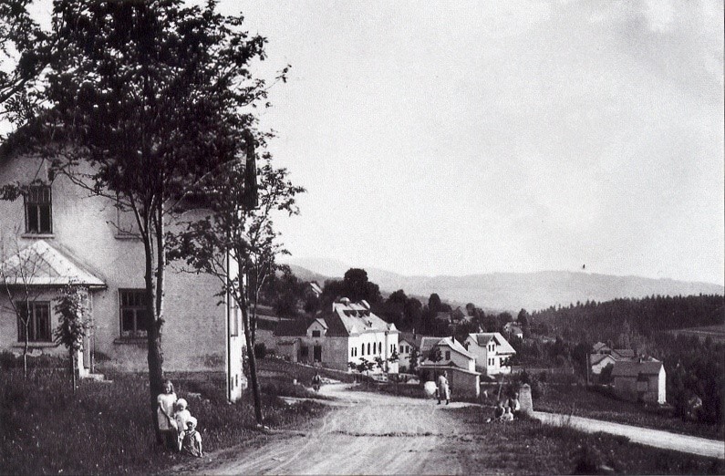 Loužnice se starou sokolovnou (zhruba uprostřed snímku)      Loužnice směrem dolu od Držkova, vpravo silnice na Zásadu (archiv M.Havrda)