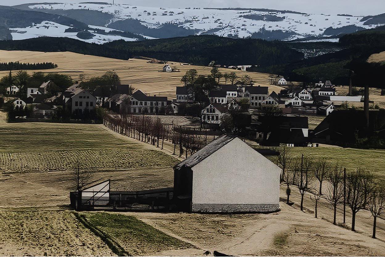 Dnes je ona cesta lemovaná domy po celé délce, tehdejší jediný dům širokodaleko v celé pustině cestou do Mšena dnes ještě stojí. Pohled fotografa je z Mühlfeldovy výšiny, dnešního Máchova parku. Ještě bez přehrady. (archiv Jablečné město)