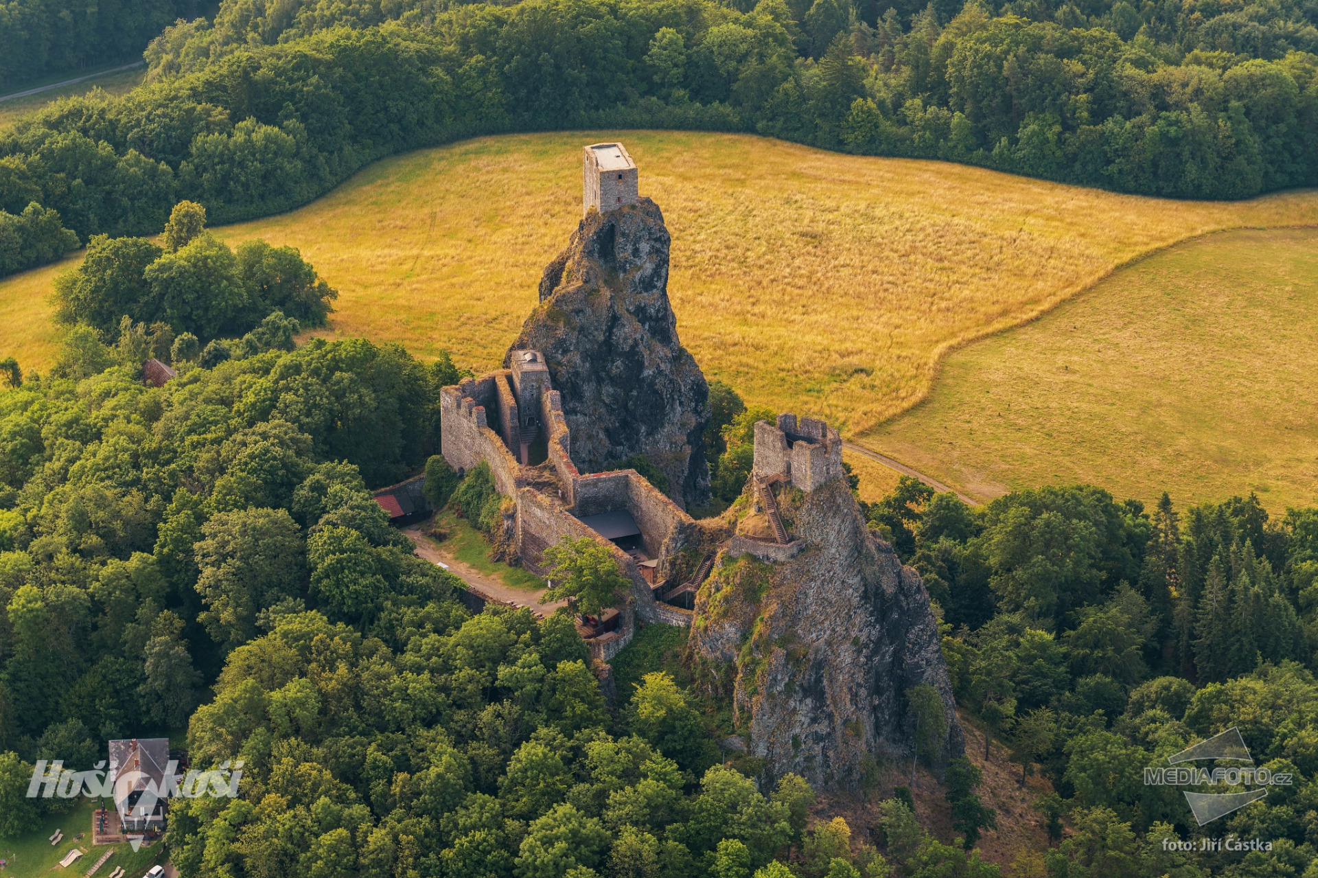 Hrad Trosky🎈 foto: Jiří Částka, www.MediaFoto.cz HOŠI V KOŠI - lety balónem, www.hosivkosi.cz