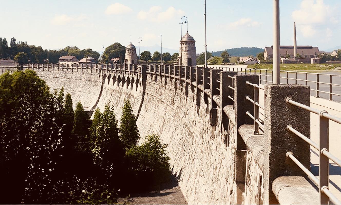 Panorama s hrází a sklárnou (archiv Jablečné město)