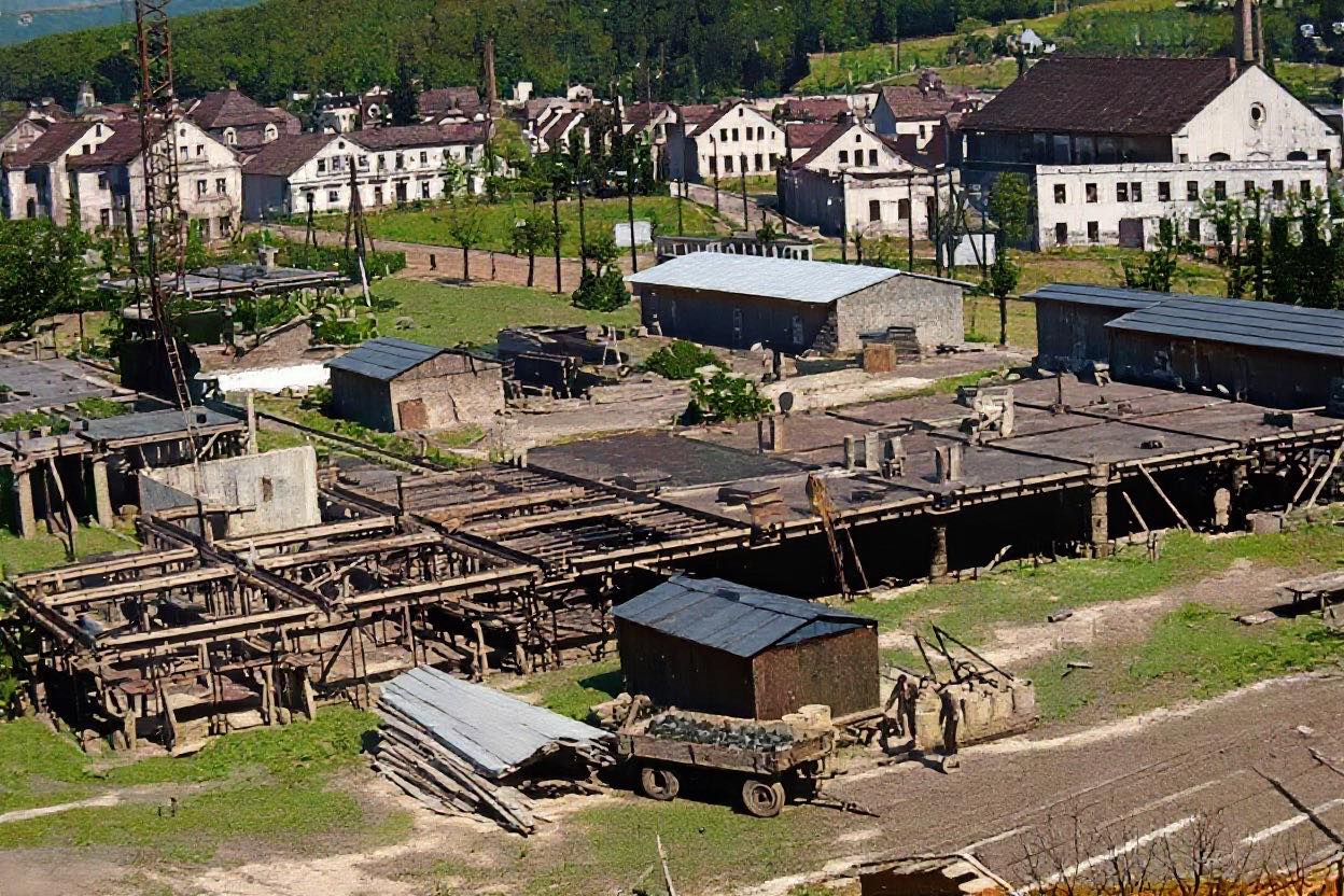 Zde se staví palác, z kterého se budou zdobit ženy celého světa.  V pozadí Priebschova sklárna. (archiv Jablečné město)