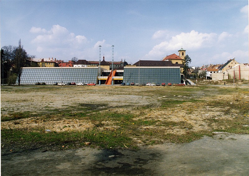 po dostavbě v roce 1990 v původním barevném schématu.