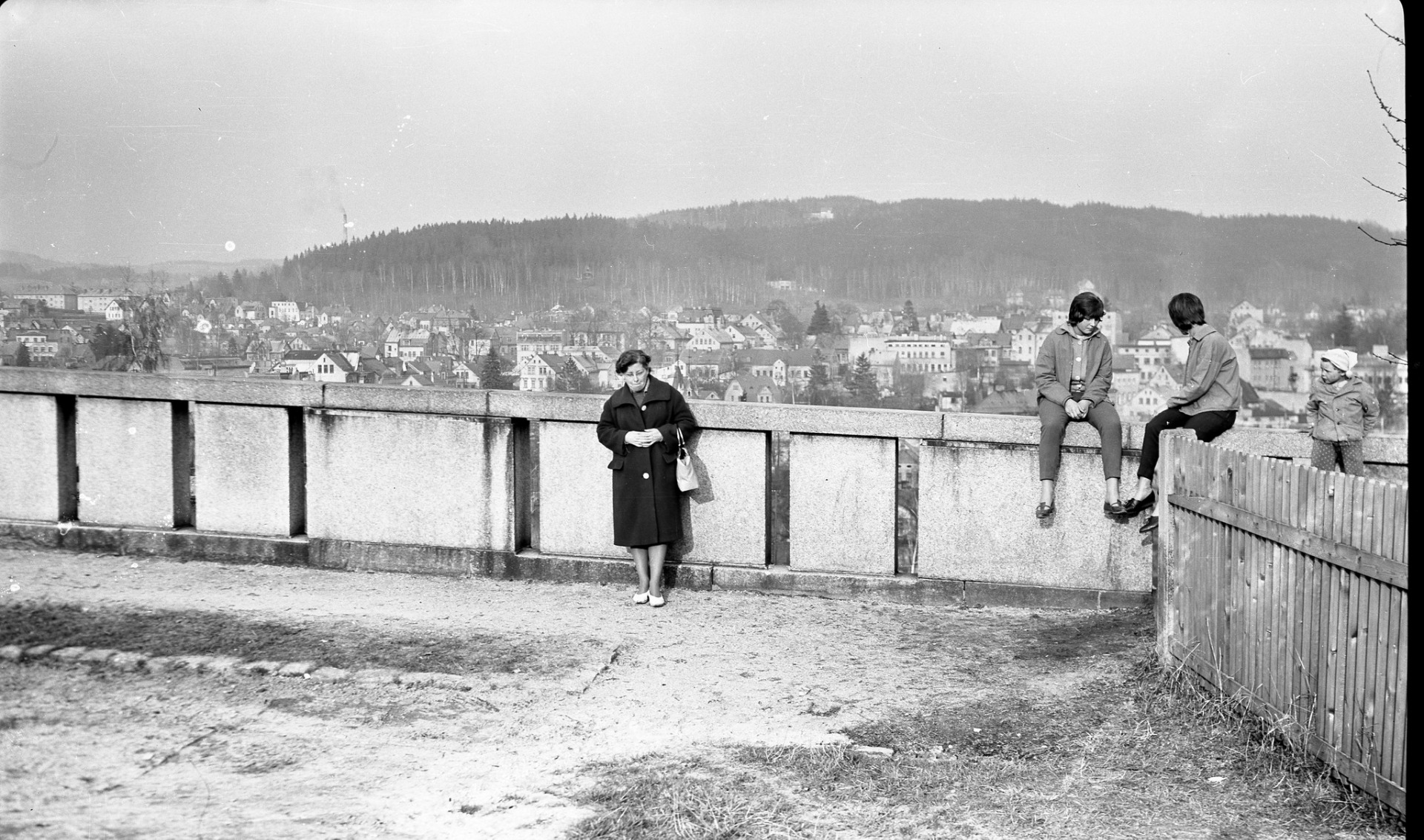 Horní náměstí v Jablonci nad Nisou. To kamenné zábradlí tam pořád je... (archiv Karel Smékal, komentář Boris Weinfurter)