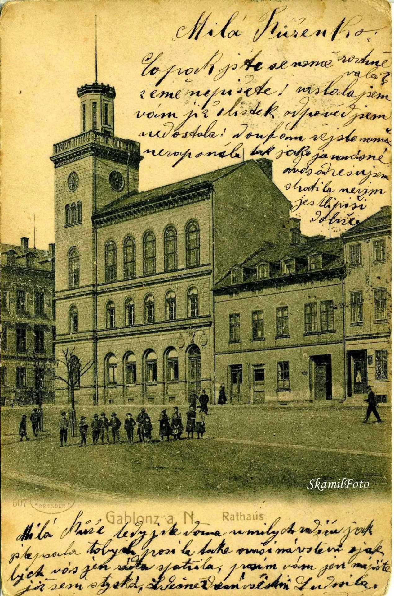 Jedna generace si zvykala, že tohle už není radnice, ovšem některé dobové pohlednice ji tak popisují. (archiv Kamil Syrovátka)