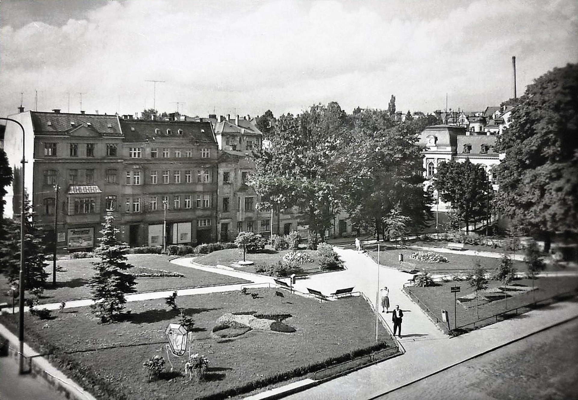 Sady J. A. Komenského- cca 1965 (archiv J.Peterka) A teď tam stojí obchodní dům Central.