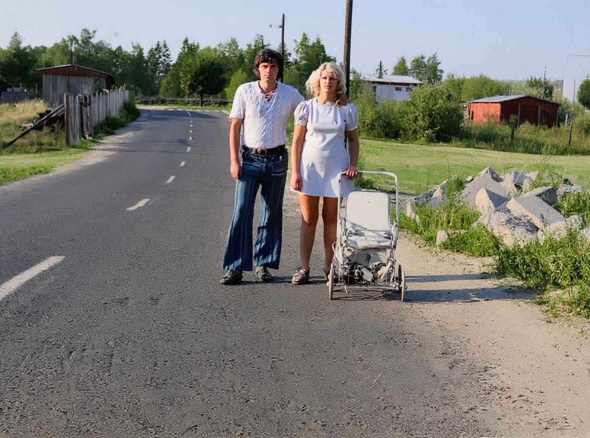 Móda a místo, které dneska těžko nékdo pozná - pohled směrem k přehradě - vlevo stojí dneska bazén a vpravo sportovní hala. Rok 1974 Foto Ladislav Vacek (archiv Jablečné město)
