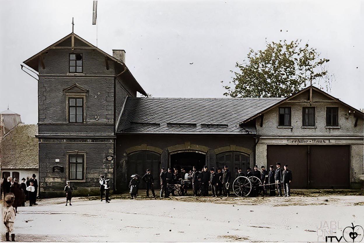 Püvodní hasičská zbrojnice z r.1885 a nebojácní ochránci