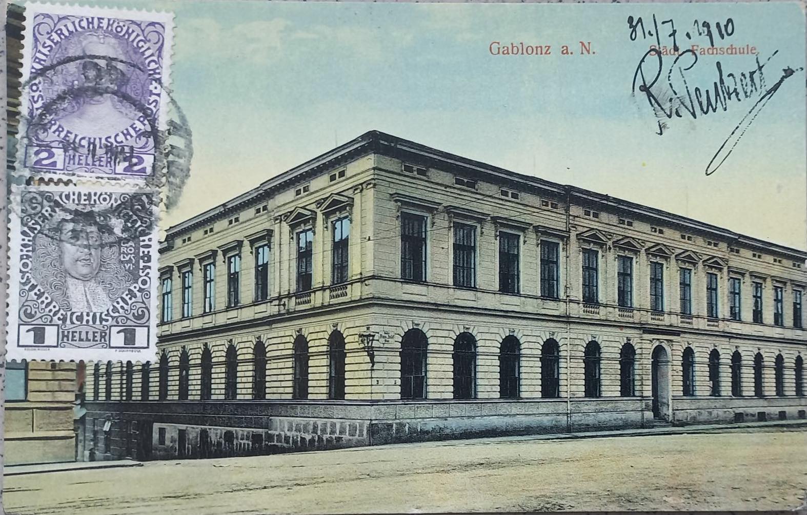 Stadt Fachschule 1910 Od konce 18. do začátku 20. století se termíny „technická škola“, „technická akademie“ nebo „specializovaná škola“ vztahovaly k typu školy, která – na rozdíl od všeobecně vzdělávacích škol – poskytovala odbornou přípravu v úzce vymezené oblasti. Škola byla založena r. 1880 a předtim tam byl kopec:) (archiv Jablečné město)