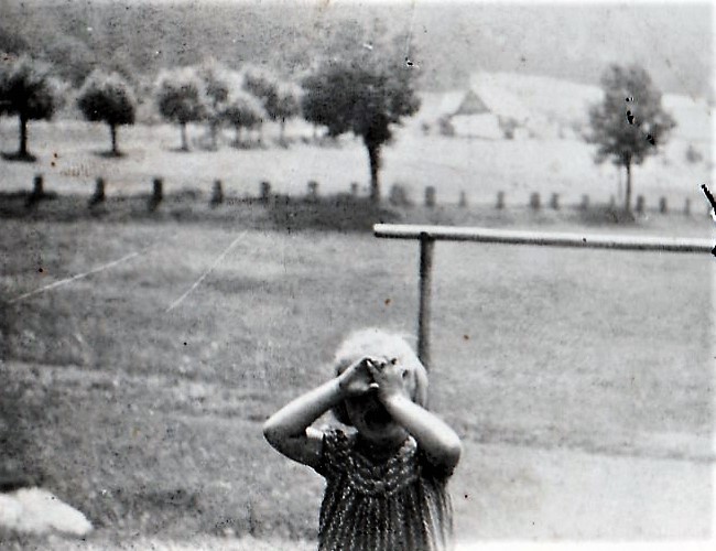 Uřvaná já, a za mnou silnice na Světlé... Asi tak v roce 1948. (Bohunka Hladíková)