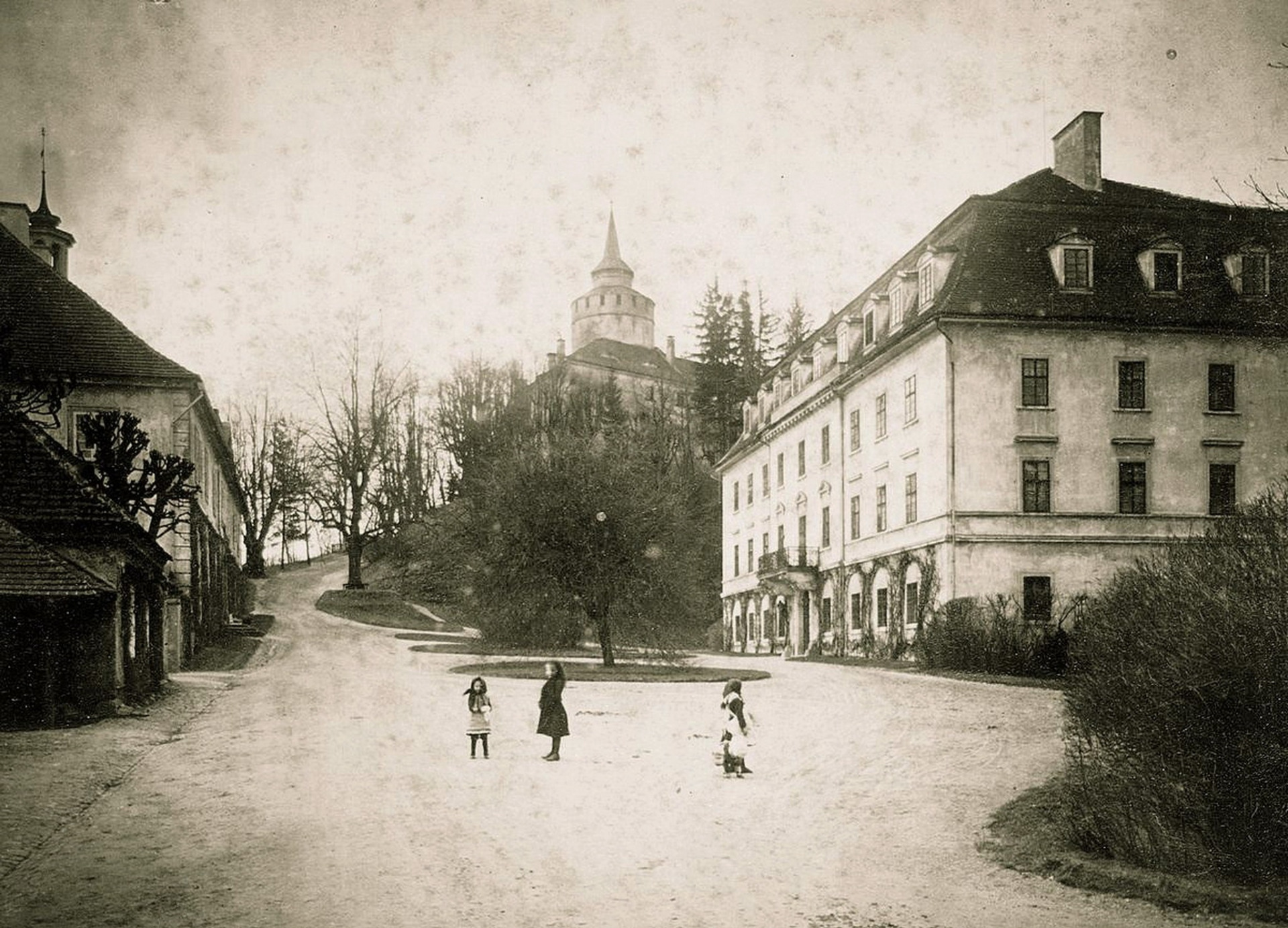 Grabštejn Vypíná se na strmém ostrohu nad obcí Chotyně nedaleko Hrádku nad Nisou. Není přesně známo, kdy byl hrad založen, zmínky o něm pocházejí již ze 2. poloviny 13. století. V 16. století byl renesančně přestavěn. (archiv J.Peterka)