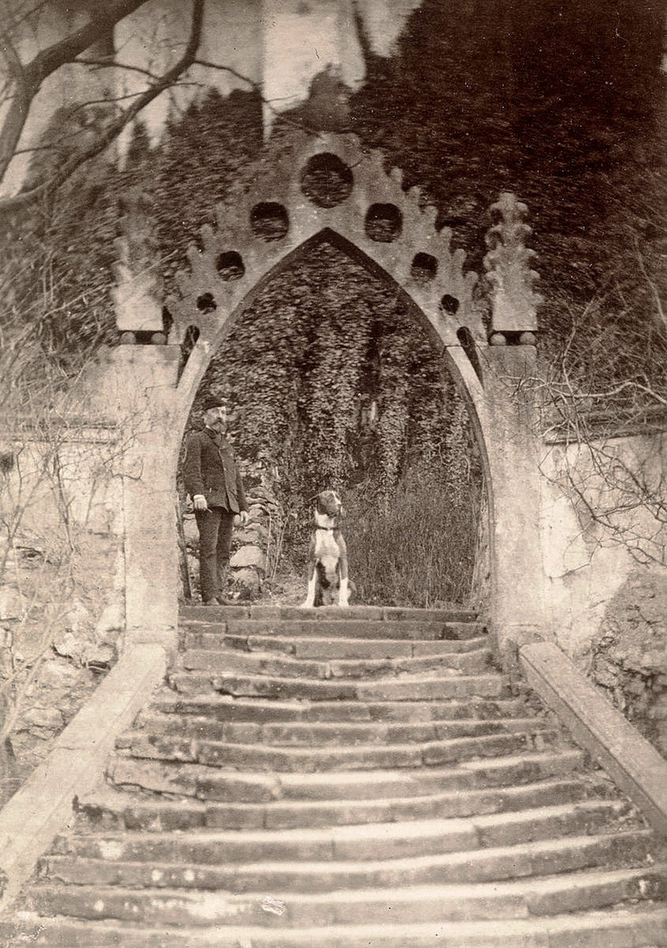 Hrad a zámek Frýdlant -nedatováno. Brána nad schodištěm. (archiv J.Peterka)