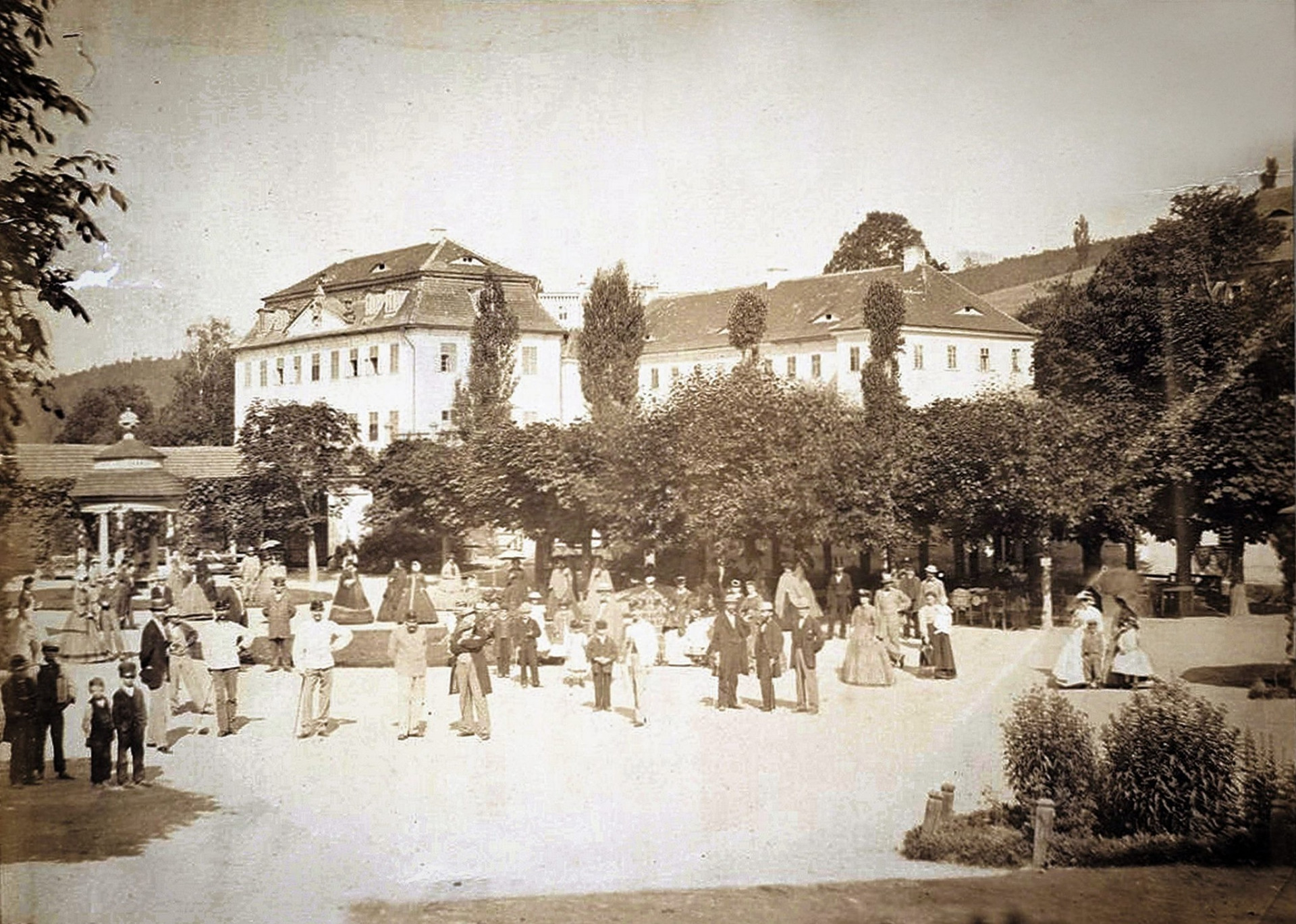 Lázně Libverda Pohled do prostranství při kolonádě v Lázních Libverda (Brunnenplatz) (archiv J.Peterka)