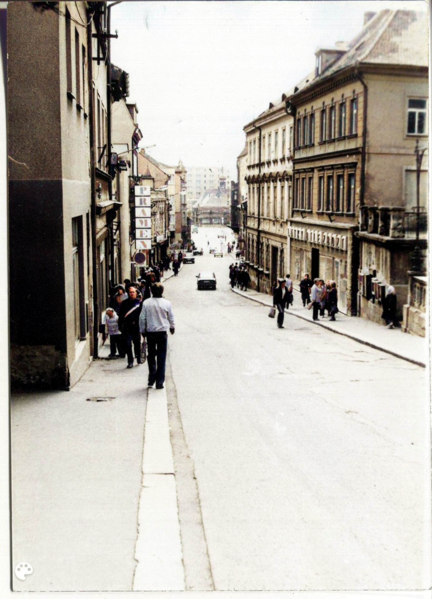 Srpen v Lípě před 40 lety (1985). Dnešní první část je z ulice Jindřicha z Lipé. Zajímavostí je ten obousměrný provoz, to už si dnes asi nedokážeme představit. Ačkoliv jsem foto kolorizoval, stejně ta šeď smazat nešla, spíš se ještě zvýraznila..... (zdroj: Českolipské obrázky) Jaroslav Capouch - Gastráku je škoda, jako kluci jsme tam chodili na saláty a nebo na sekanou. Naštěstí švára dělá úplně stejnou sekačku, takže vždy při konzumaci zavzpomínám. A v 1983 jsem dělal autoškolu, ale vybavuji si pouze jednosměrka z náměstí, protože jsem vždy zastavoval instruktorovi, p. Růžek, u Kadaněho vlevo u krámu , takže by to muselo být v protisměru