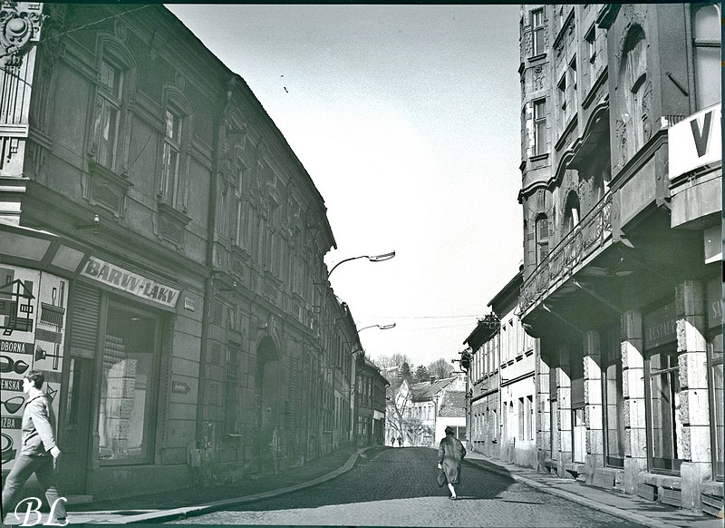 poměrně vzácný snímek Sokolské ulice od Unionky směrem ke stadionu snad okolo roku 1980, nebo o něco dříve. Každopádně ulice je ještě s kompletní zástavbou po obou stranách. Tudy před vybudováním křižovatky a spojky k soudu probíhal provoz ve směru do Děčína, Volfartic a Rumburku. Od Mimoně se jezdilo z Moskevské Zámeckou ulicí, Berkovou a právě tudy. Proto zde byl rohem Unionky plánovaný průchod pro pěší, stejně jako pod náměstím do Moskevské ulice, který se jako jediný z několika plánovaných v centru realizoval. Sokolská se moc nefotografovala, což je strašná škoda. (archiv Českolipské obrázky)