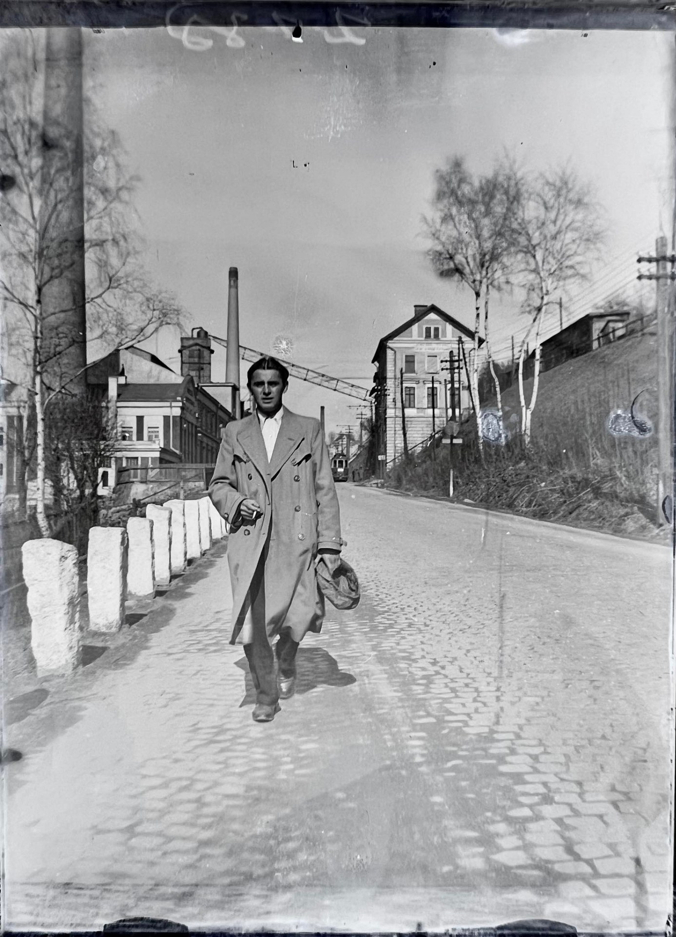 Gablonz a. N., Reichenberger Straße – 1935. Jablonec nad Nisou, Liberecká ulice u Dolního nádraží. Komíny firmy Brandl již zmizely, tramvaj, která sem jezdila od roku 1900, je dnes protažena až do Liberce. Budova nádraží vpravo z roku 1888 stále stojí. (archiv Eva Malíková)