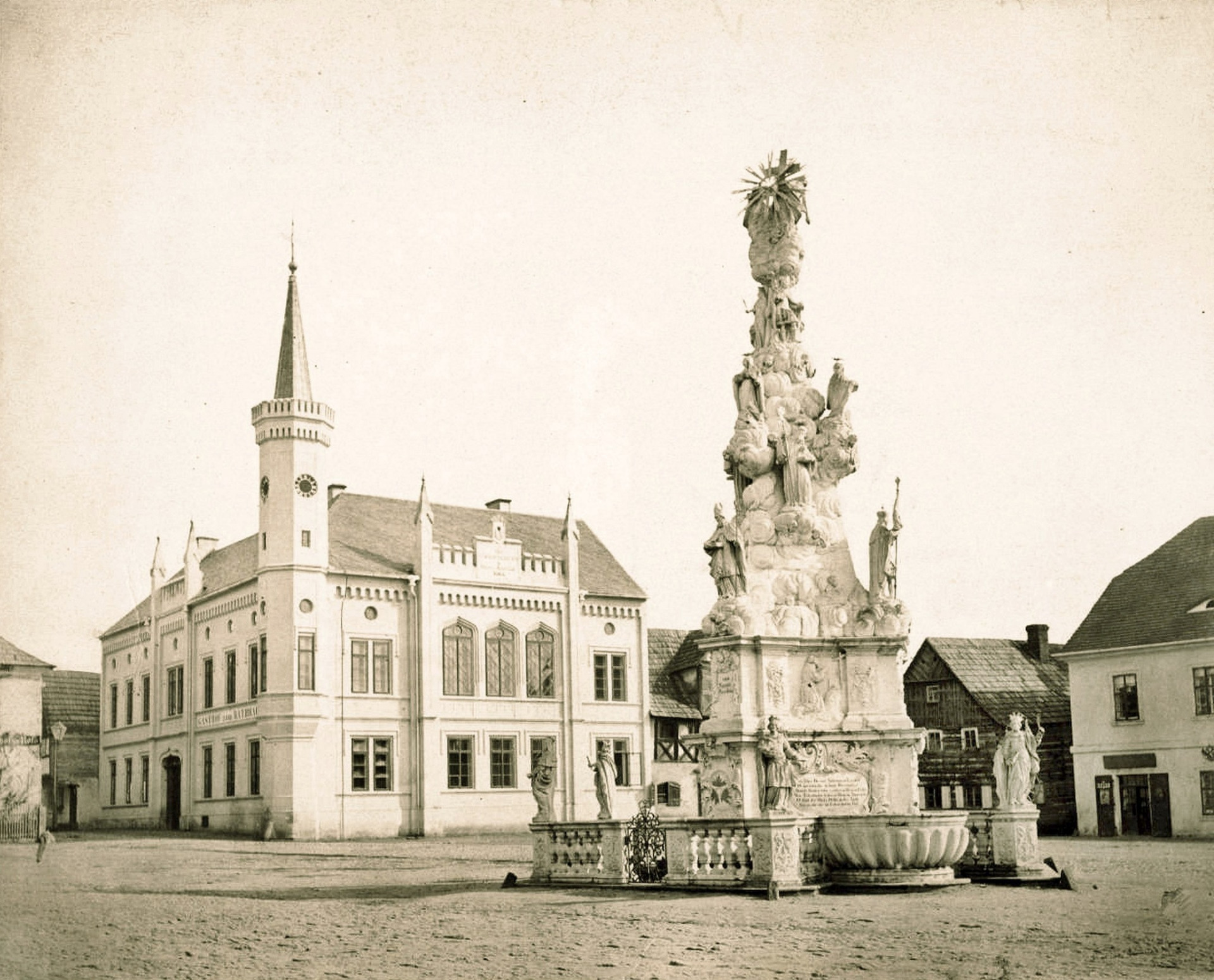 Zákupy-Sloup Nejsvětější Trojice a radnice na konci 19. století. (archiv J.Peterka)