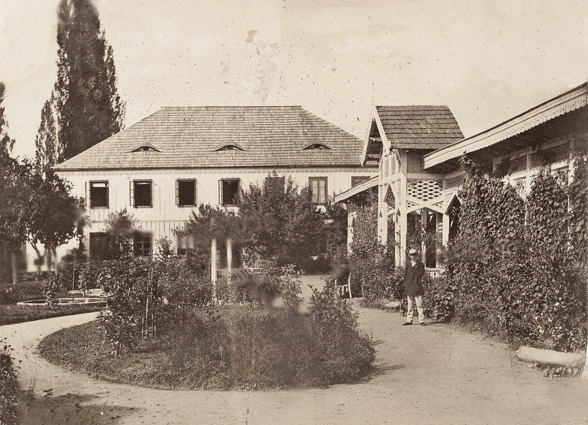 Lázně Sedmihorky pohled do komplexu lázní Sedmihorky-nádvoří dosud bez pomníku A. V. Šlechty, v pozadí později zaniklá patrová budova. (archiv J.Peterka)