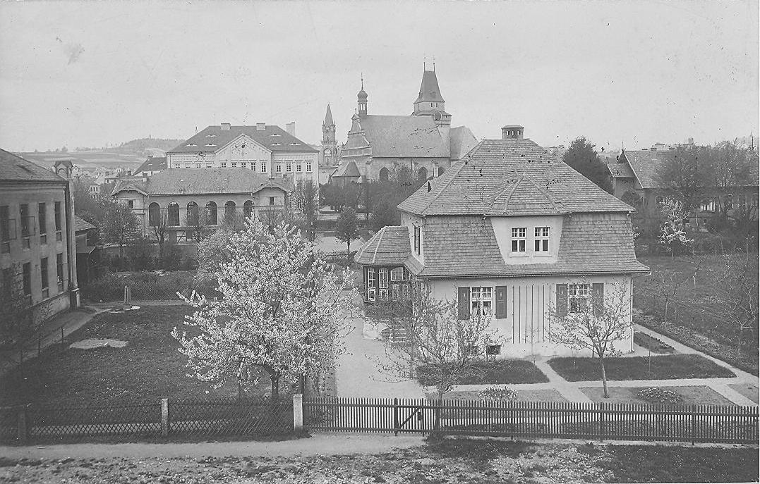Rok pořízení fotografie je neznámý, ale je zde krásně vyobrazená Sokolovna, Dívčí škola vedle kostela Nalezení sv. Kříže. Tzn. fotografie byla pořízena před rokem 1945! (archiv Enjoy Frýdlant)