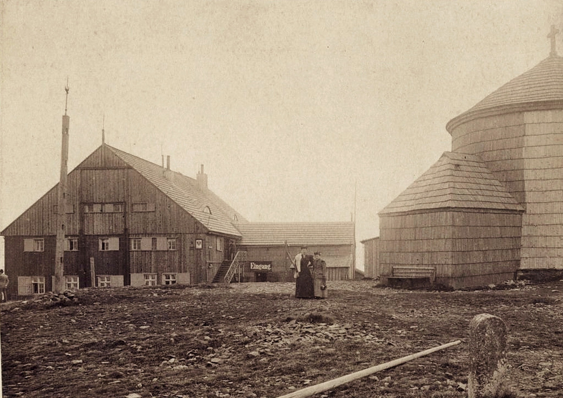 Sněžka Dřevěné stavby na vrcholu Sněžky - hotel a kostel sv. Vavřince. (archiv J.Peterka)