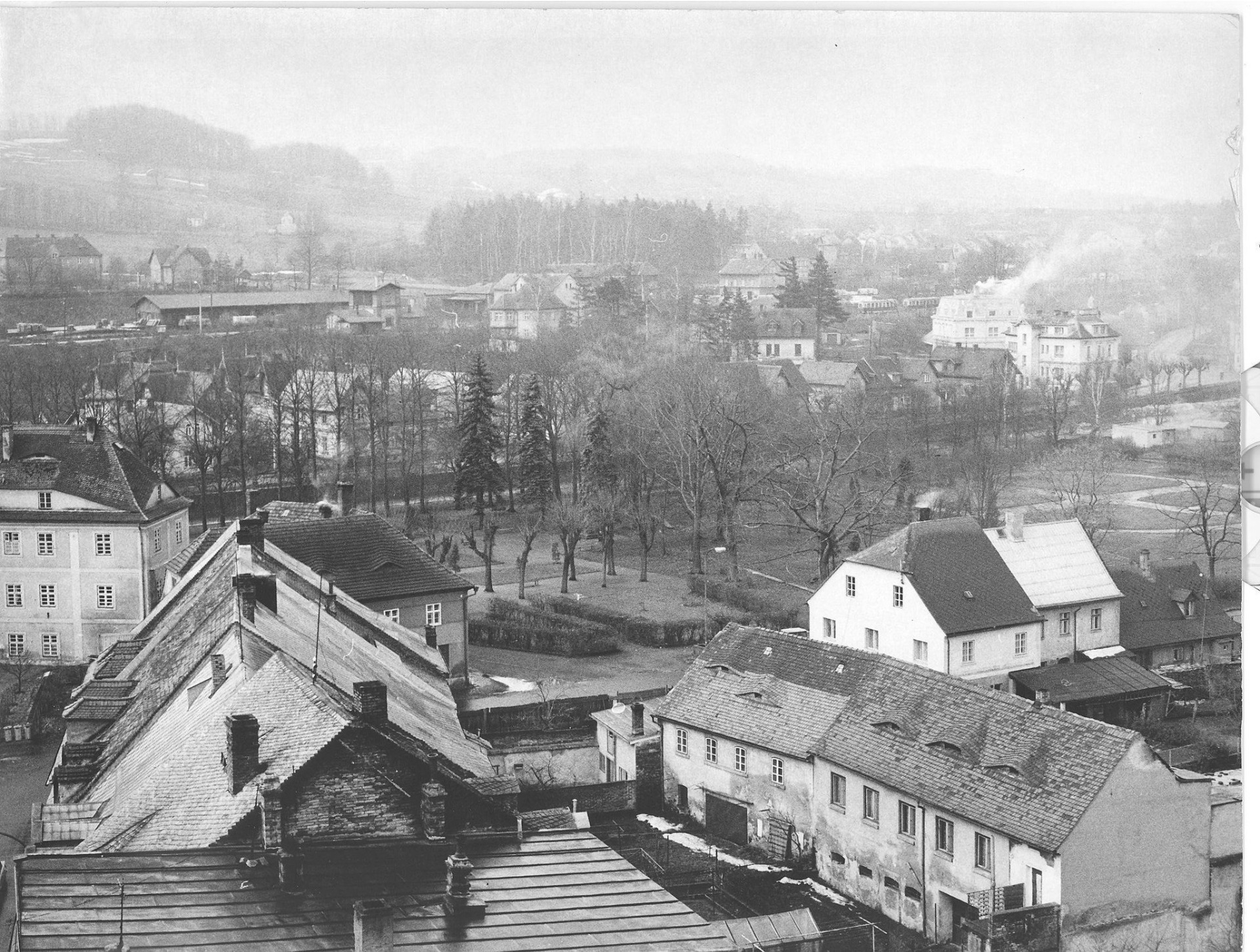 Pohled z radniční věže, rok neznámý. Poznáte nějaké změny? (archiv Enjoy Frýdlant) komentář Aleš Procházka: Bude to kolem roku 1975; park je takový nijaký a na nádražní úzkokolejce stojí buď už nefunkční vagóny a nebo tam zrovna čeká ještě jezdící vlak.