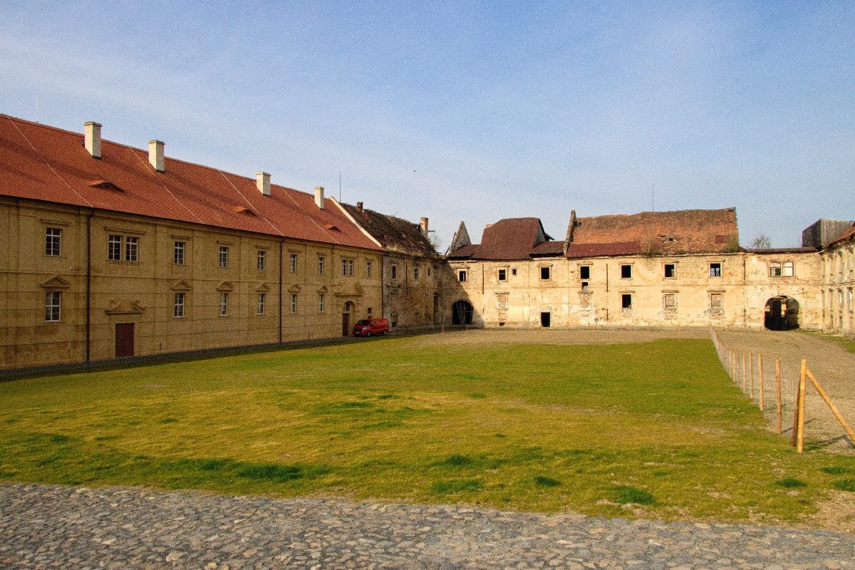 Hospodářský dvůr dovedly dlouhá léta bez údržby k téměř absolutní zkáze. Část je již opravená|foto:Jaroslav Hoření, Český rozhlas