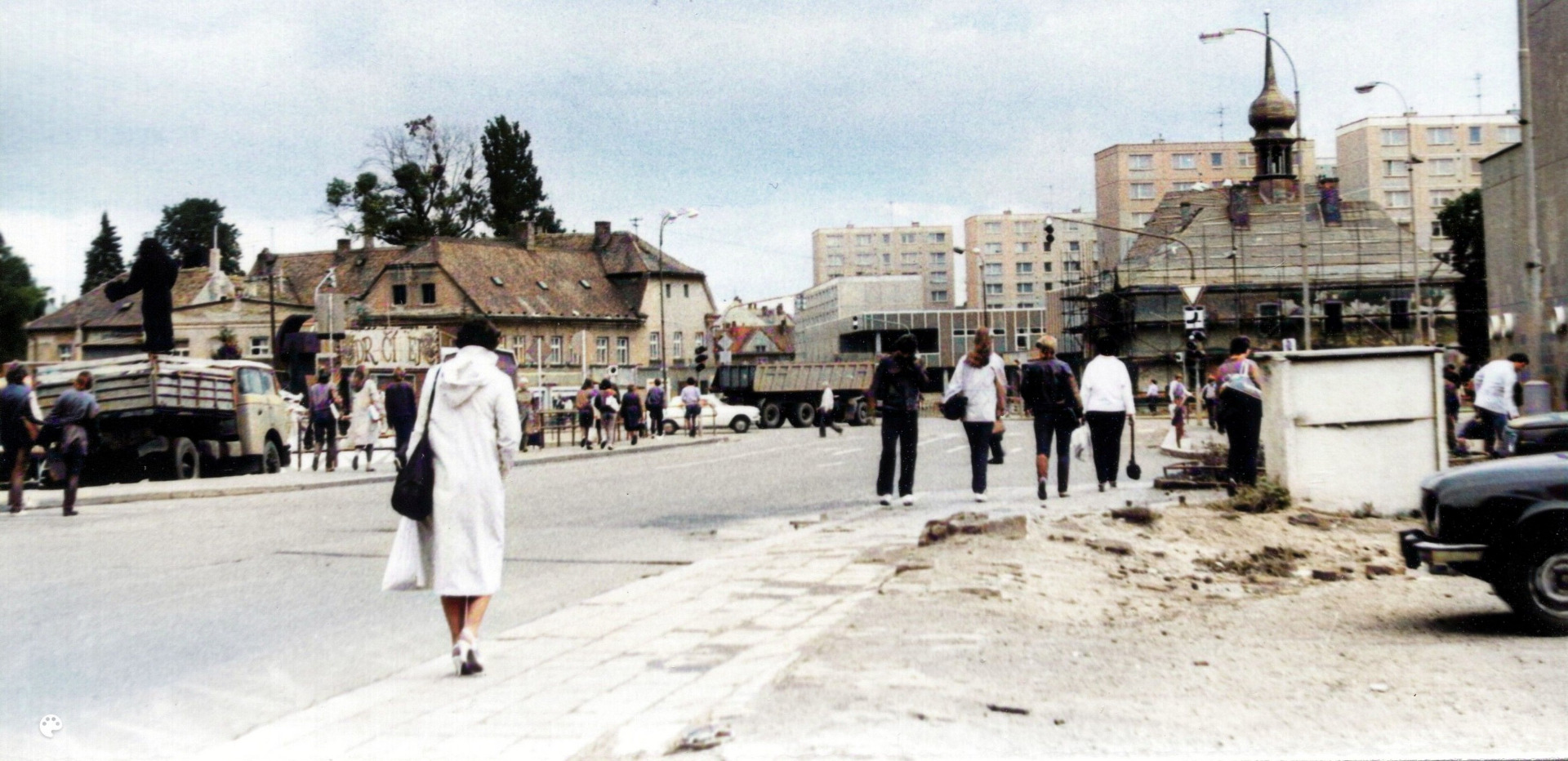 Srpen 1985 v Lípě Vzácné foto zachycuje křižovatku, v pozadí opravující se kostel sv.Magdaleny. Po pravé straně kousek dostavěného OD Uran, vlevo se už bouralo pro Prior - viz náklaďák. Dle oblečení počasí asi nic moc, ale opravdu to je focené v 8/1985. (archiv Českolipské obrázky)